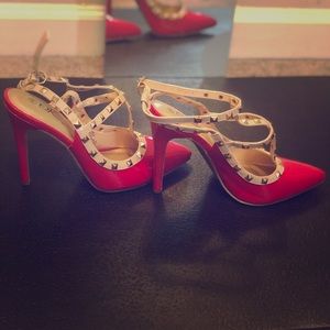 Sexy red studded pump!